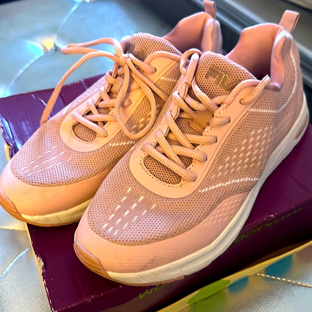 Fila CoolMax Runners Size 7.5 Worn Once Great Condition Pink Memory Foam Comfort